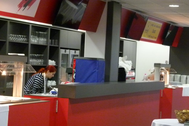 Vo VIP priestoroch nájdu návštevníci vlastný bar s ponukou teplých aj studených jedál, ovocia či alko aj nealko nápojov.  (zdroj: STANISLAV CIBULKA)