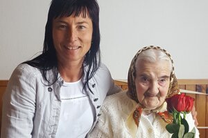 Starostka obce s oslávenkyňou.