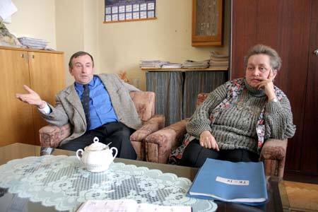 „to je jedna suverénna dáma, ktorá si myslí, že my tu všetci padneme, keď ona urobí takúto vec,“ zazlieva riaditeľ školy miroslav žákovic pôvodom bánovčanke renáte kusendovej, že preložila svoje deti do nového mesta a podala sťažnosť. pätorky, ktoré jej syn dostal, by sa podľa neho na vysvedčení určite neprejavili. o pomeroch ne jeho škole dokonca povedal, že v obci majú určité vrstvy, v úvodzovkách šľachtické rody, kde nesmú dať dvojku. „oni majú super deti, a vy musíte urobiť všetko preto, aby bola jednotka, pretože inak ste vy zlí...“