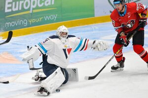 Barry Brust (vľavo) a Mitch Wahl v zápase 5. kola hokejovej Tipsport ligy 2019/2020 HC Slovan Bratislava - HC'05 iClinic Banská Bystrica.
