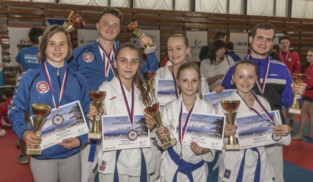 Zľava Adela Sadloňová, Martin Kopáč, Ema Dvorská, Kristína Zríniová, Lenka Kopáčová, Zuzana Kopáčová, Peter Dermek