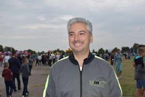 Župan Rastislav Trnka už druhý rok po sebe na košických leteckých dňoch skočil s padákom z lietadla, čo komentoval tak, že keď si vyvetrá hlavu, potom sa inak díva na svet.
