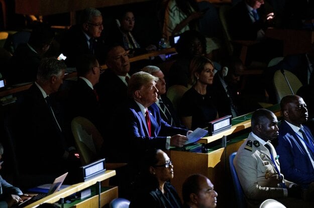 Trump sa nakoniec napriek svojim skorším vyhláseniam na summite ukázal na niekoľko minút.
