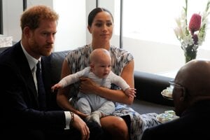 Harry a Meghan sa stretli s emeritným arcibiskupom Desmondom Tutuom.