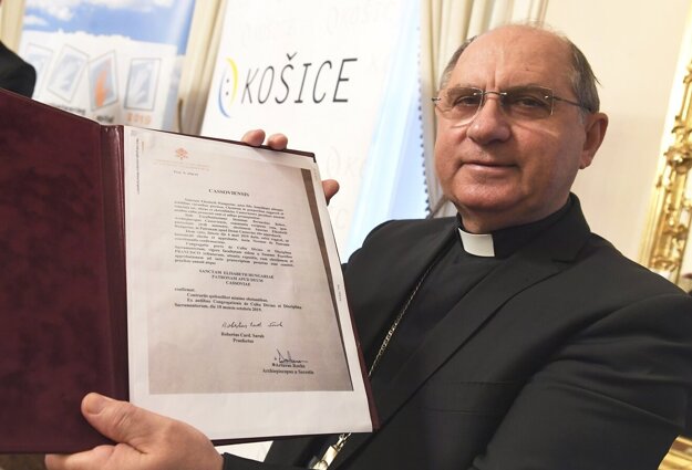 Arcibiskup Mons. Bernard Bober ukazuje dekrét z Vatikánu o vyhlásení sv. Alžbety za patrónku Košíc.