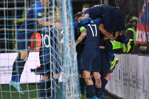 Slovenskí futbaloví reprezentanti sa tešia po strelení úvodného gólu počas kvalifikačného zápasu E-skupiny EURO 2020 Chorvátsko - Slovensko.