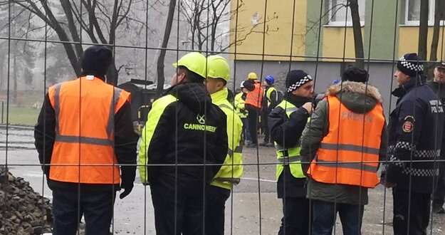 Zástupcovia špecializovanej firmy na demoláciu výškových budov pri vybuchnutej bytovke.