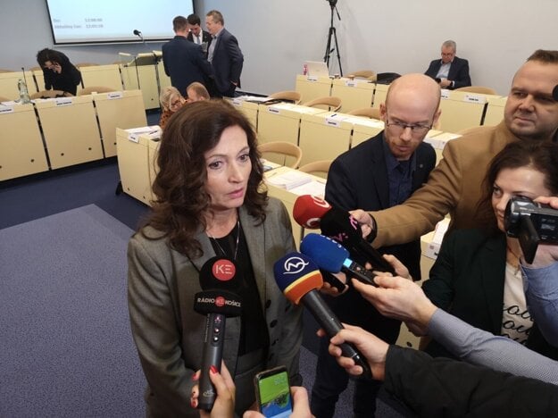 Primátorka Andrea Turčanová počas prestávky stredajšieho rokovania mestského zastupiteľstva.
