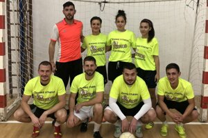 Fit Physio. Horný rad zľava: Rybanský, Pistová, Komová, Peciarová. Dolný rad zľava: Fridrich, Vaňo, Buček, Gális. 