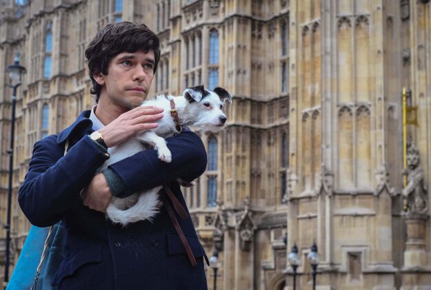 Ben Wishaw ako Norman Scott v seriáli Škandál po anglicky.