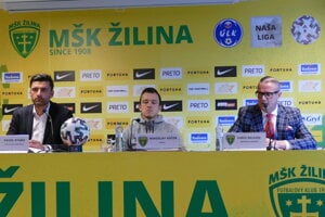 Zľava: Pavol Staňo, tréner MŠK Žilina, kapitán mužstva Miroslav Káčer a športový manažér klubu Karol Belaník.