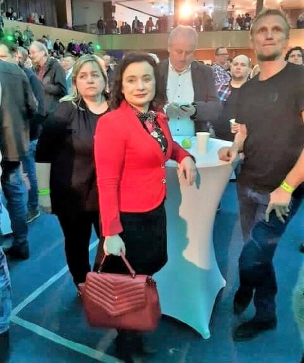 Igor Hus (v strede) čakal na výsledky volieb v Trnave.
