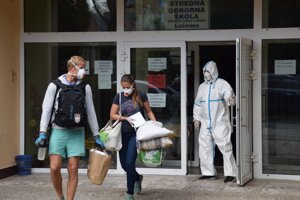 ilustračné foto - odchod prvých repatriantov z karanténneho centra v Lučenci. 