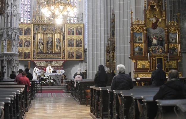Veriaci počas omše v Dóme sv. Alžbety v Košiciach. Podľa hygienických pravidiel musia byť od seba vzdialení najmenej dva metre.