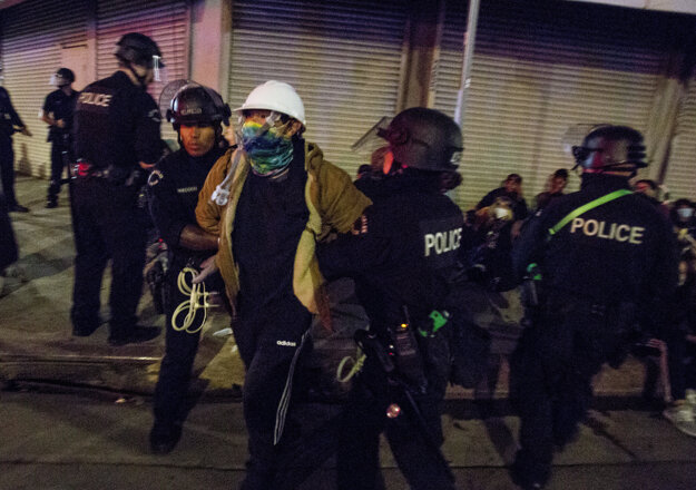 Polícia zasahuje proti demonštrantovi v Los Angeles.