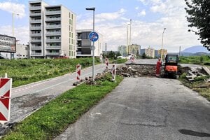 Začali opravovať cyklochodník na Mukačevskej. Poškodili ho ťažké mechanizmy, ktoré odstraňovali následky výbuchu bytovky.