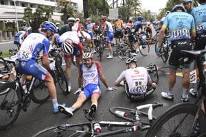 Thibault Pinot (v strede) po páde v 1. etape na Tour de France 2020.