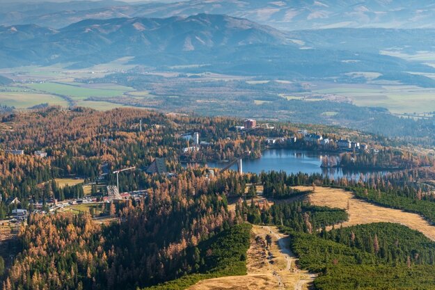 Pohľad na Štrbské pleso cestou na Chatu pod Soliskom