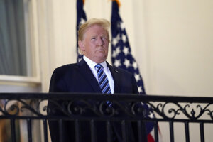 Americký prezident Donald Trump na terase Bieleho domu.