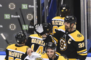 Zdeno Chára sa raduje so spoluhráčmi z Bostonu Bruins.