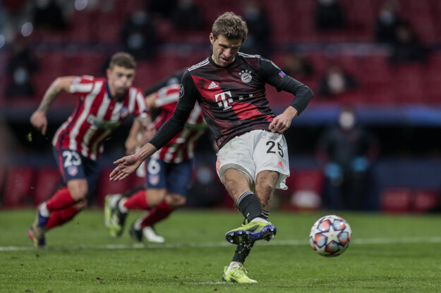 Thomas Müller premieňa penaltu v dueli proti Atléticu Madrid.