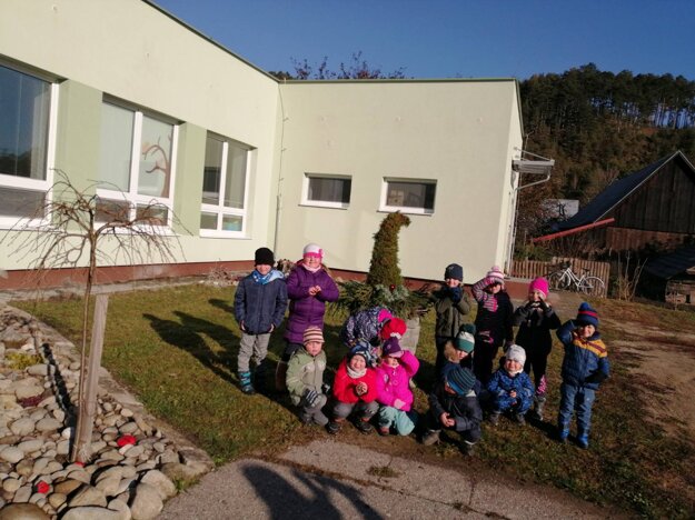 Pedagogičky hrou vzdelávajú deti a učia ich o tradíciách a zvykoch našich predkov.