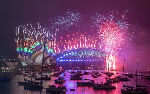 Ohňostroj nad operou v Sydney.