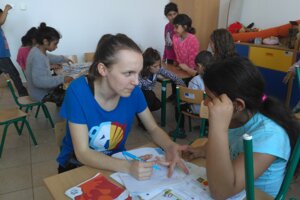 Zuzka pomáha deťom aj s učením do školy. 