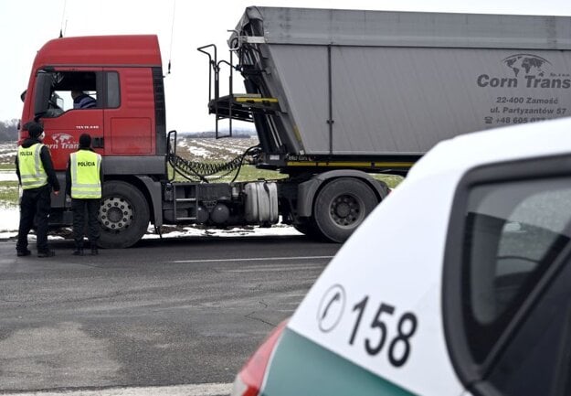 Policajné kontroly na hraničnom priechode s Maďarskom Slovenské Nové Mesto - Sátoraljaújhely.