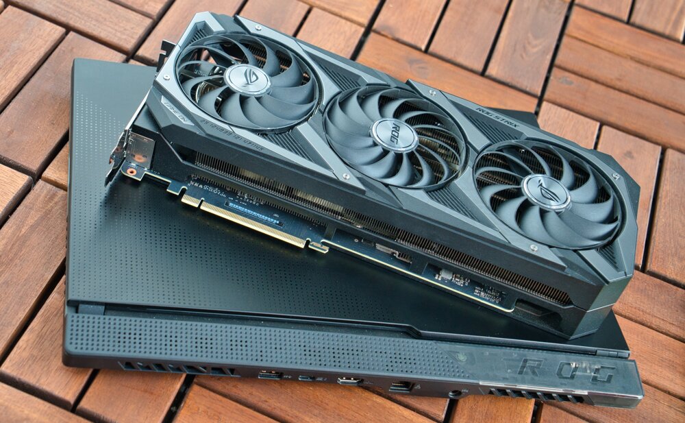 Notebook s grafickou kartou GeForce RTX 3080 a klasická grafická karta ASUS ROG Strix Gaming.