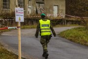 Polícia strážila okolie areálu.
