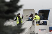 Vyhostení ruskí diplomati spolu so svojimi rodinami opúšťajú Českú republiku.