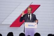 Donald Tusk počas prejavu pred delegátmi na zjazde poľskej hlavnej opozičnej strany Občianska platforma (PO) vo Varšave v sobotu 3. júla 2021.