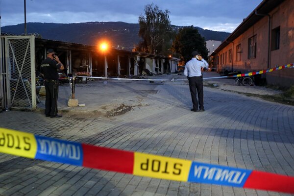 Policajti hliadkujú na mieste zhoreniska nemocnice pre covidových pacientov v severomacedónskom meste Tetovo.