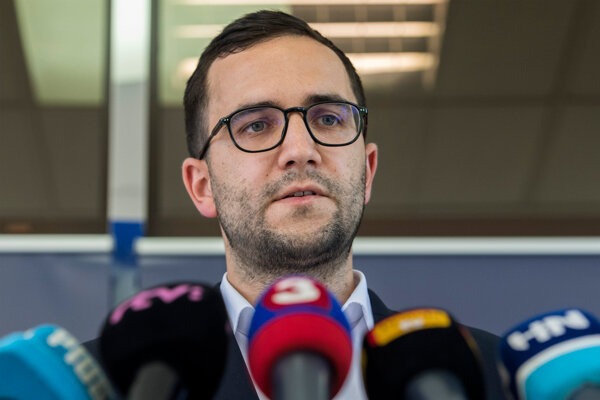 Vláda nechce zvyšovať platy v štátnej a verejnej službe ani budúci rok