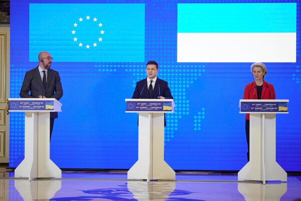 krajinský prezident Volodymyr Zelenskyj (uprostred), predsedníčka Európskej komisie (EK) Ursula von der Leyenová (vpravo) a predseda Európskej rady Charles Michel počas spoločnej tlačovej konferencie na summite vrcholných predstaviteľov EÚ a Ukrajiny v Kyjeve.