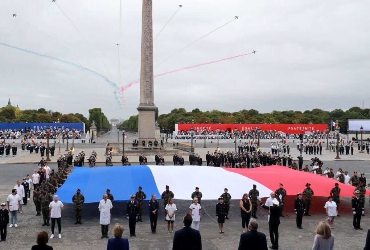 Macron a ordonné un changement de nuance de bleu sur le drapeau français