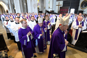Uprostred hlavný celebrant kardinál Dominik Duka, emeritný pražský arcibiskup.
