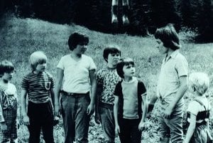 Zuzana Pravňanská ako Majka, Karol Polák ml. (tretí zľava), český herec Michal Suchánek (tretí sprava) a Matej Landl. Hereckú kariéru zvládli len Landl a Suchánek