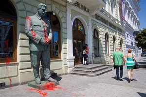 Okrem sochy sa farba dostala aj na fasádu SNG.