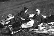 Prezident Masaryk s Edvardom Benešom odpočívajú po vychádzke na koňoch, Topoľčianky (1928).