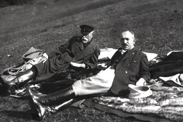 Prezident Masaryk s Edvardom Benešom odpočívajú po vychádzke na koňoch, Topoľčianky (1928).