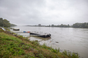 Zvýšená hladina Dunaja v bratislavskej mestskej časti Devín počas dní kedy Slovenský hydrometeorologický ústav vydal 2. a 3. stupeň meteorologickej a hydrologickej výstrahy pre západné Slovensko.