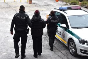 Policajti dílerku odvádzajú do väznice.