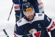 Kapitán Michal Sersen (vpravo) a Patrik Bačík po prehre v zápase HC Slovan Bratislava - HC Košice v 54. kole Tipos extraligy.