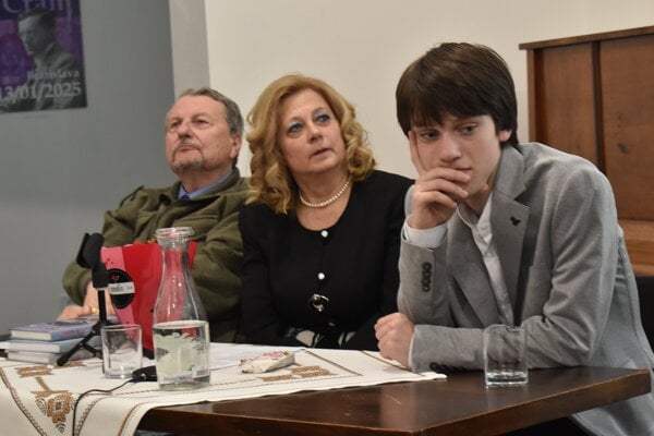 Ľuba Kráľová (uprostred), ešte ako riaditeľka múzea.