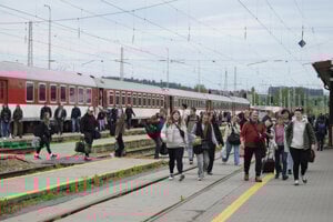 Cestujúci vystupujú z vlaku na stanici v Spišskej Novej Vsi, kde vlak končí kvôli výluke vlakov medzi Popradom a Spišskou Novou Vsou pre poškodený most v Poprade. 