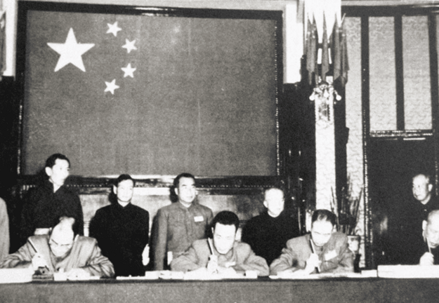 Tibetskí splnomocnenci pri podpise Sedemnásťbodovej dohody. (zdroj: Wikimedia)