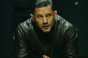 Medzi nové seriály patrí aj mafiánska "Zem gangov" s Tomom Hardym.