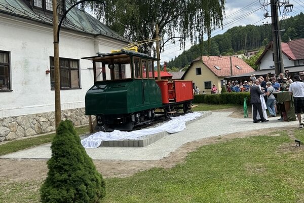 Pamätník ľubochnianskej lesnej železničky. 